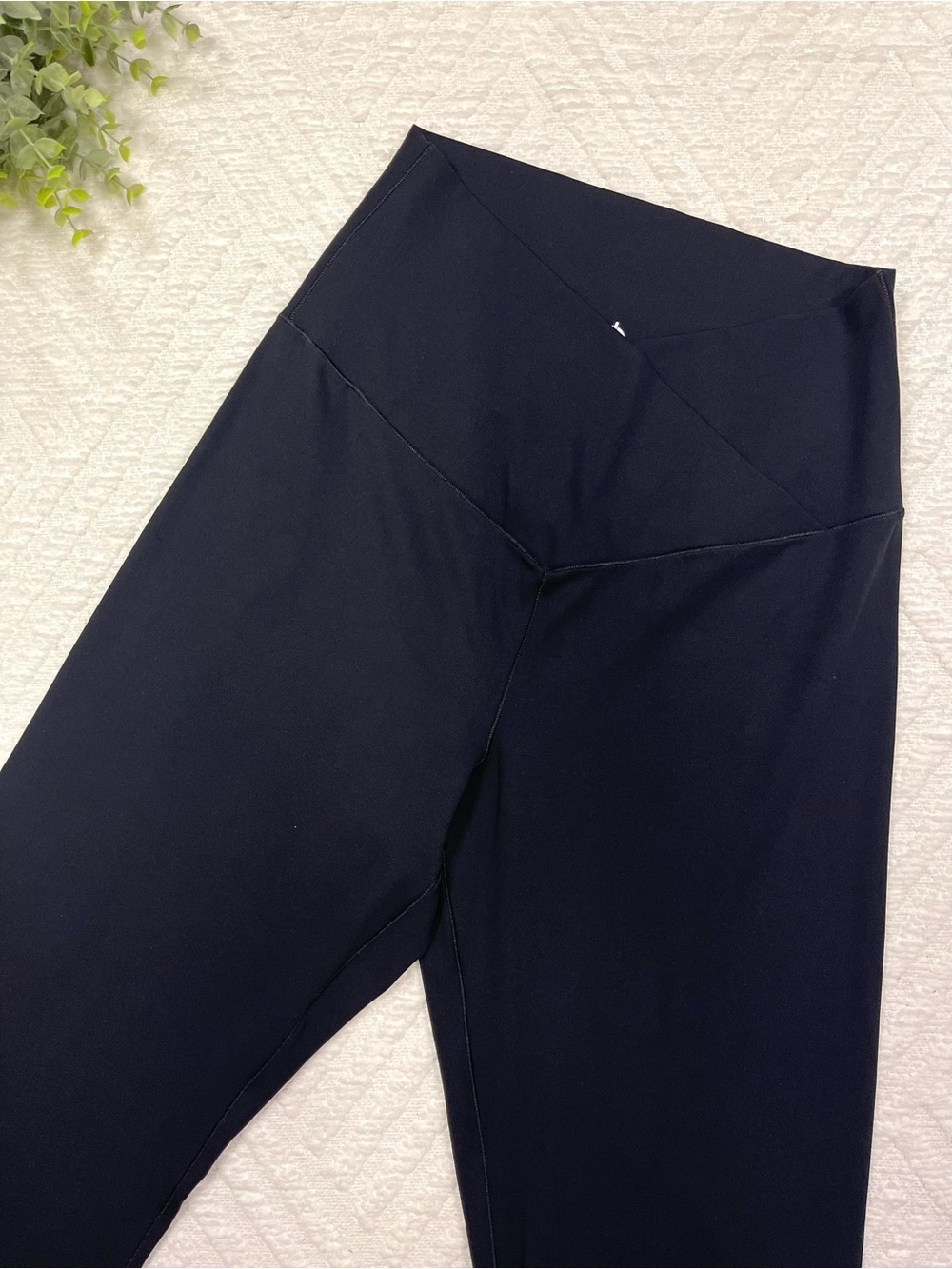 Sunzel Black High-Waist V-shaped Waistband Yoga Pants Flare Leggings Size M
